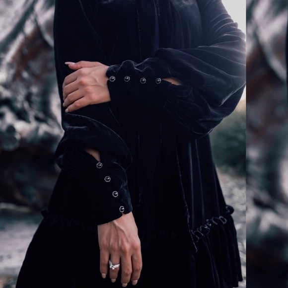 The Vampire’s Wife X H&M Pussy Bow Tie Velvet Dress 🖤 - Picture 8 of 17